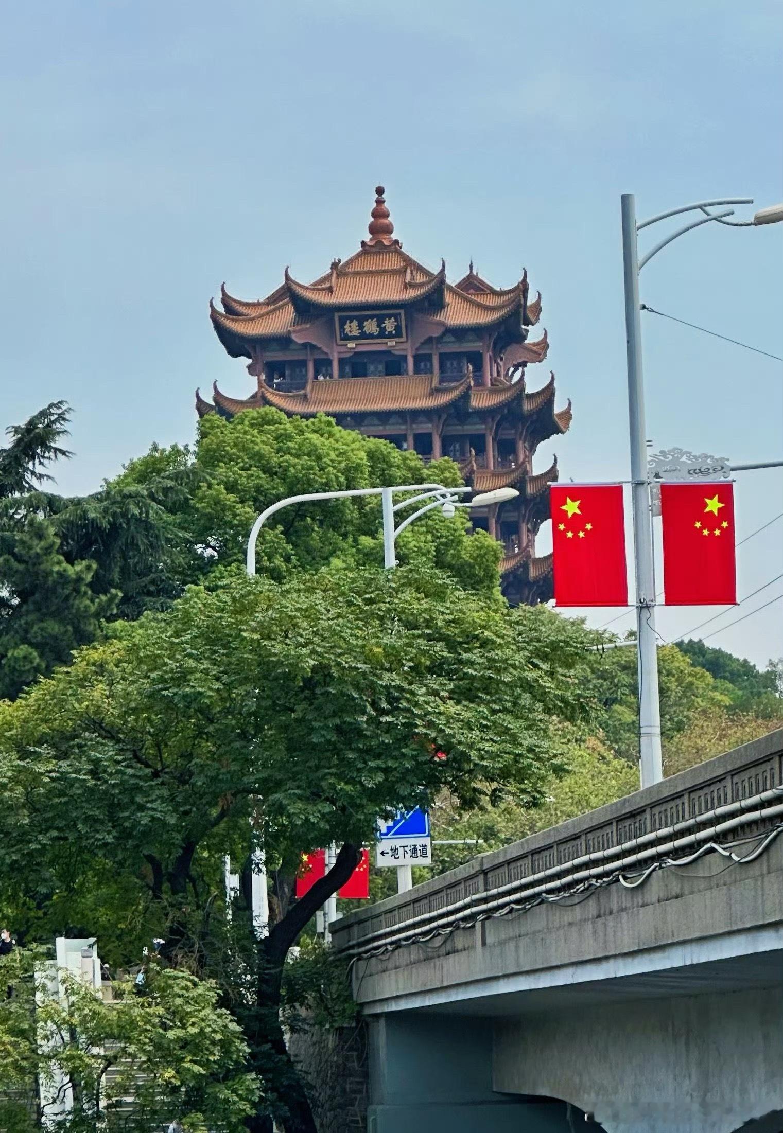 十一假期前最后两天工作日[求关注]迫不及待想给祖国母亲庆生[嘻嘻]路上国庆的气氛
