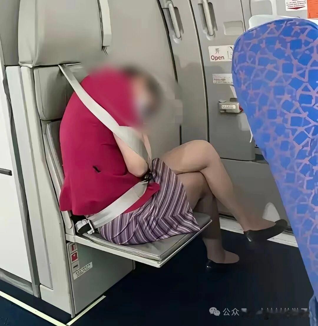 这姑娘给困的
我该不该叫醒他