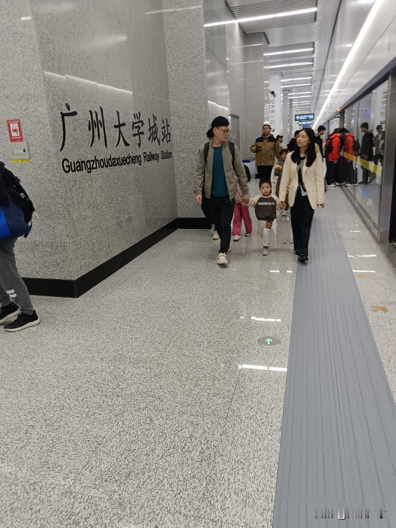 广州大学城的交通愈发便利了，实在是方便至极。20 多年前，广州大学城所在之处还是