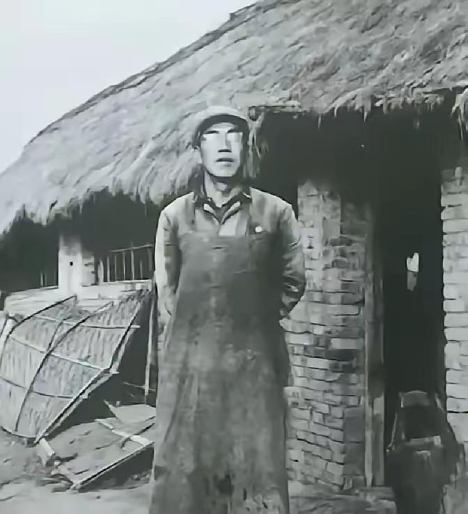 1947年，一个地主，半夜摸进柴房，对着一个被捆着的地下党，不说废话，匕首“噌”