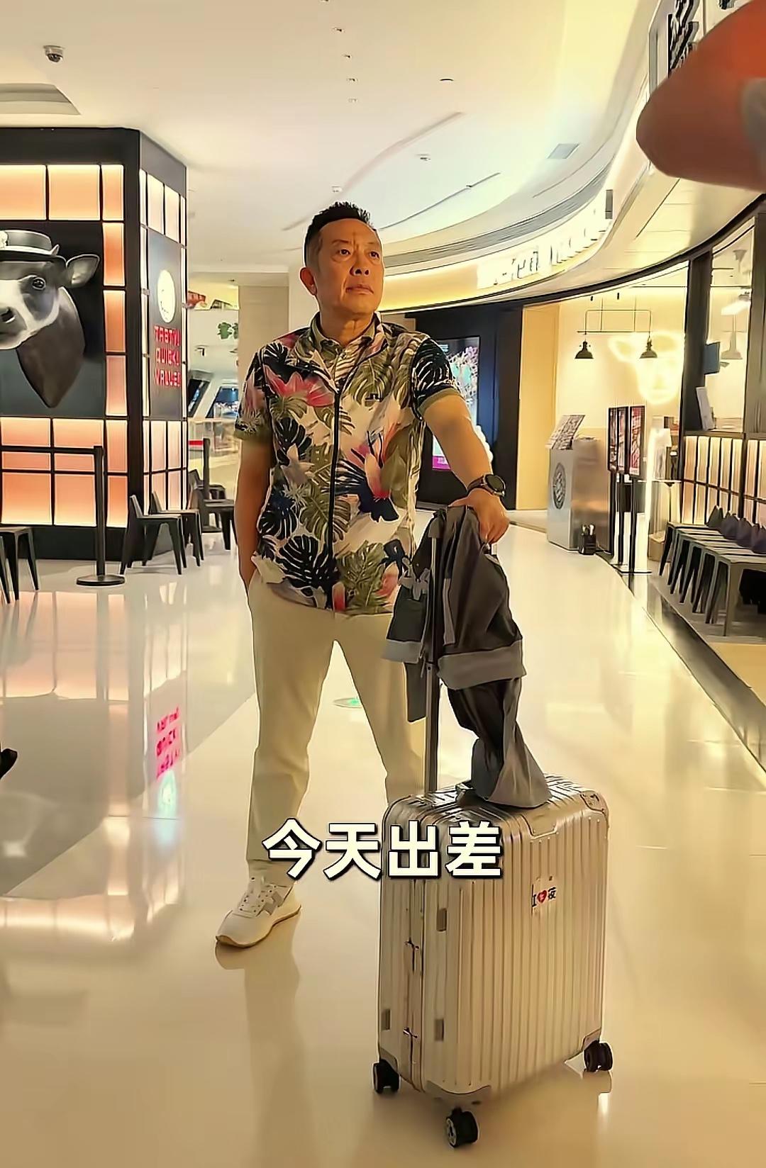 西贝贾老板的演技堪比演帝。
​他去巡店，店长邀请他点评菜品和味道，他拿着一个塑料
