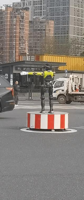 现在时代不同了，机器人也开始代替交警上路指挥交通了？
机器人不怕疲劳不怕累，只要