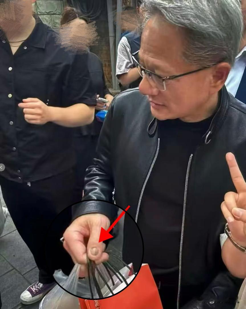 人红是非多，继皮衣和白发后，黄仁勋的手指甲又被网友盯上了！5月15日，科技巨头英