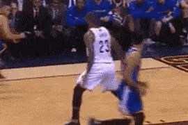 2016年总决赛上，库里持球突破时被詹姆斯放倒引发热烈争议。说真的，这一球我觉得