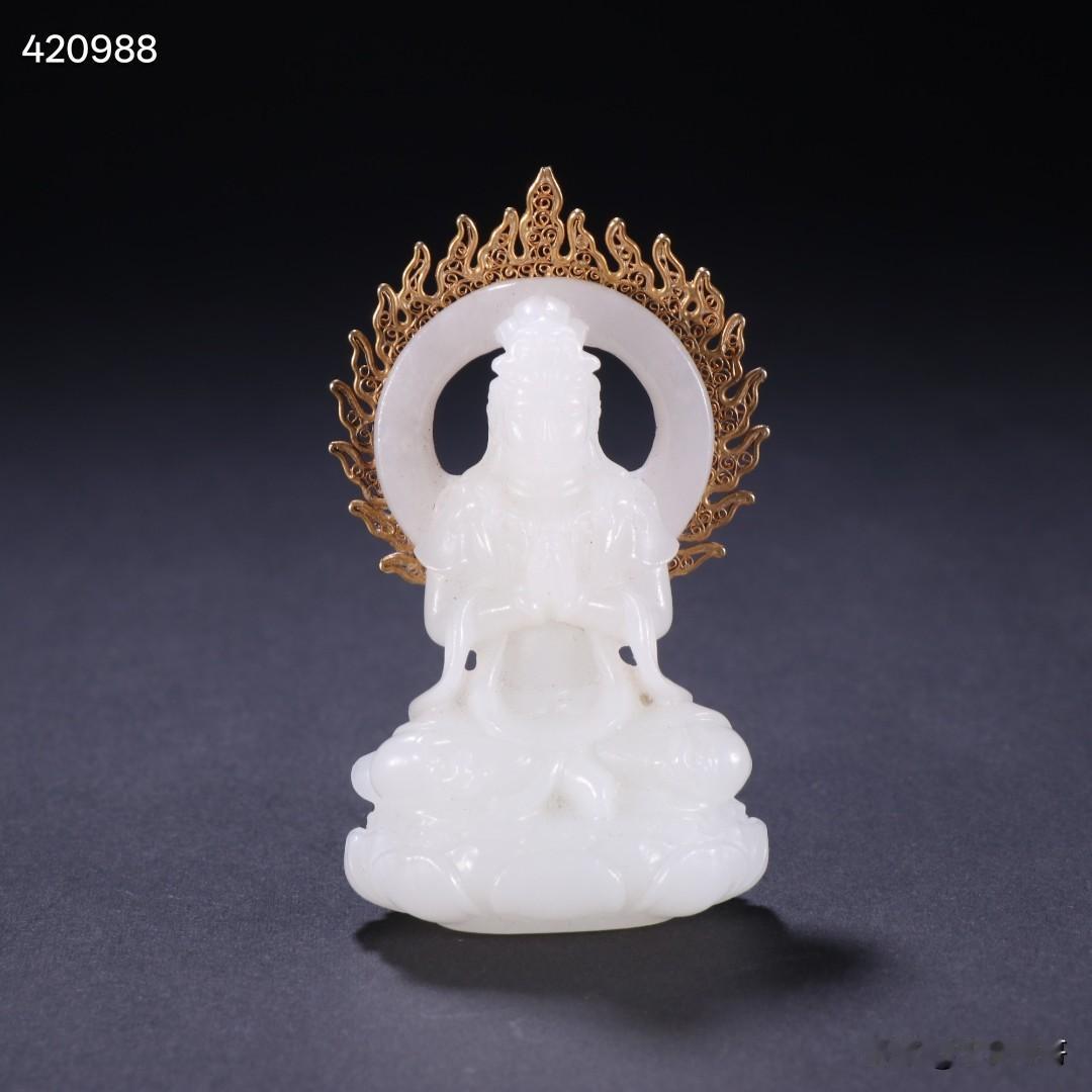 清代 和田玉包银鎏金观音坐像。
规格-高6.7cm 宽4cm