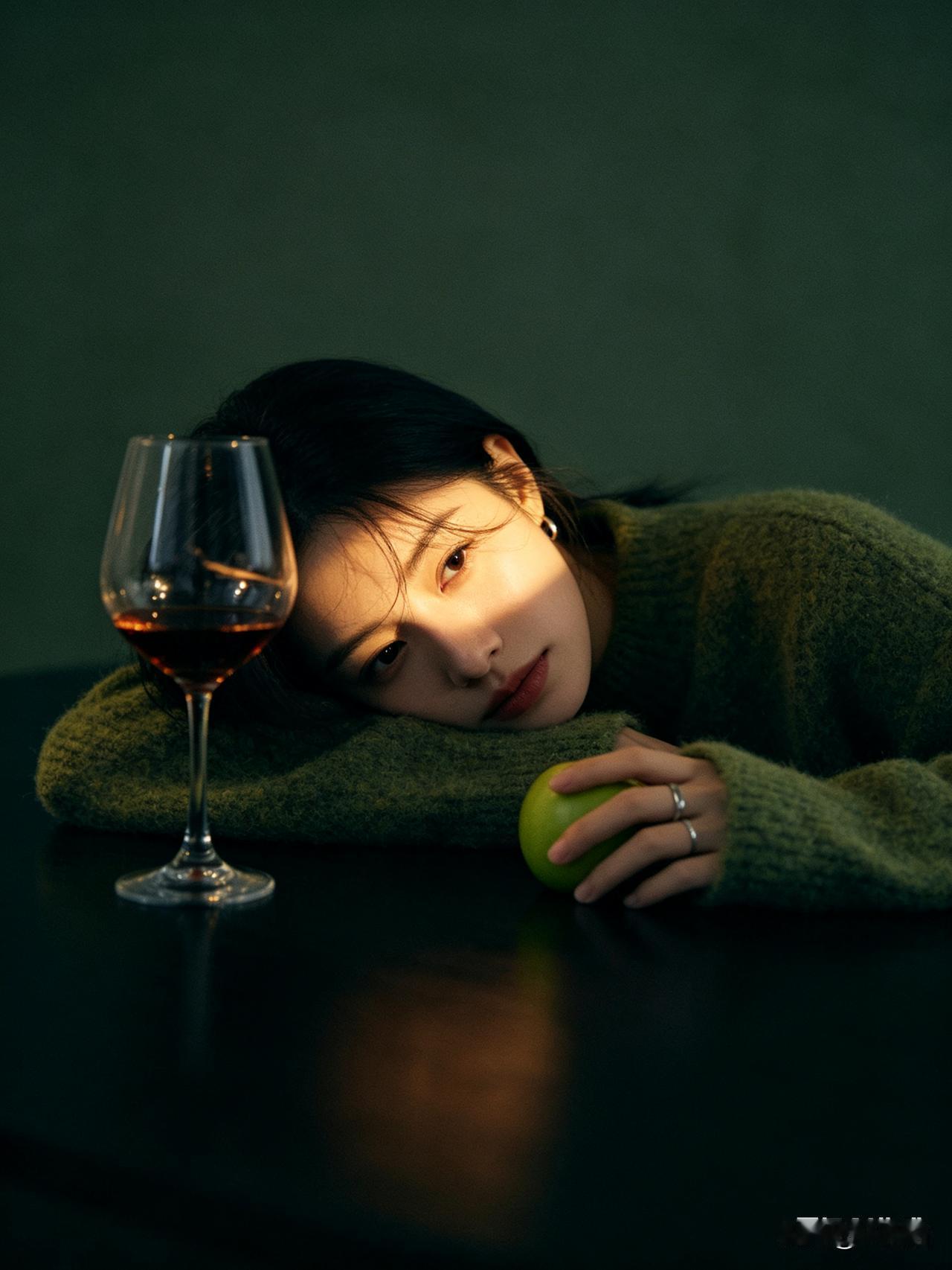 婚姻最顶级的幸福大概就是：
你甘愿为他生儿育女，
他懂得护你岁岁安心。
你懂他在