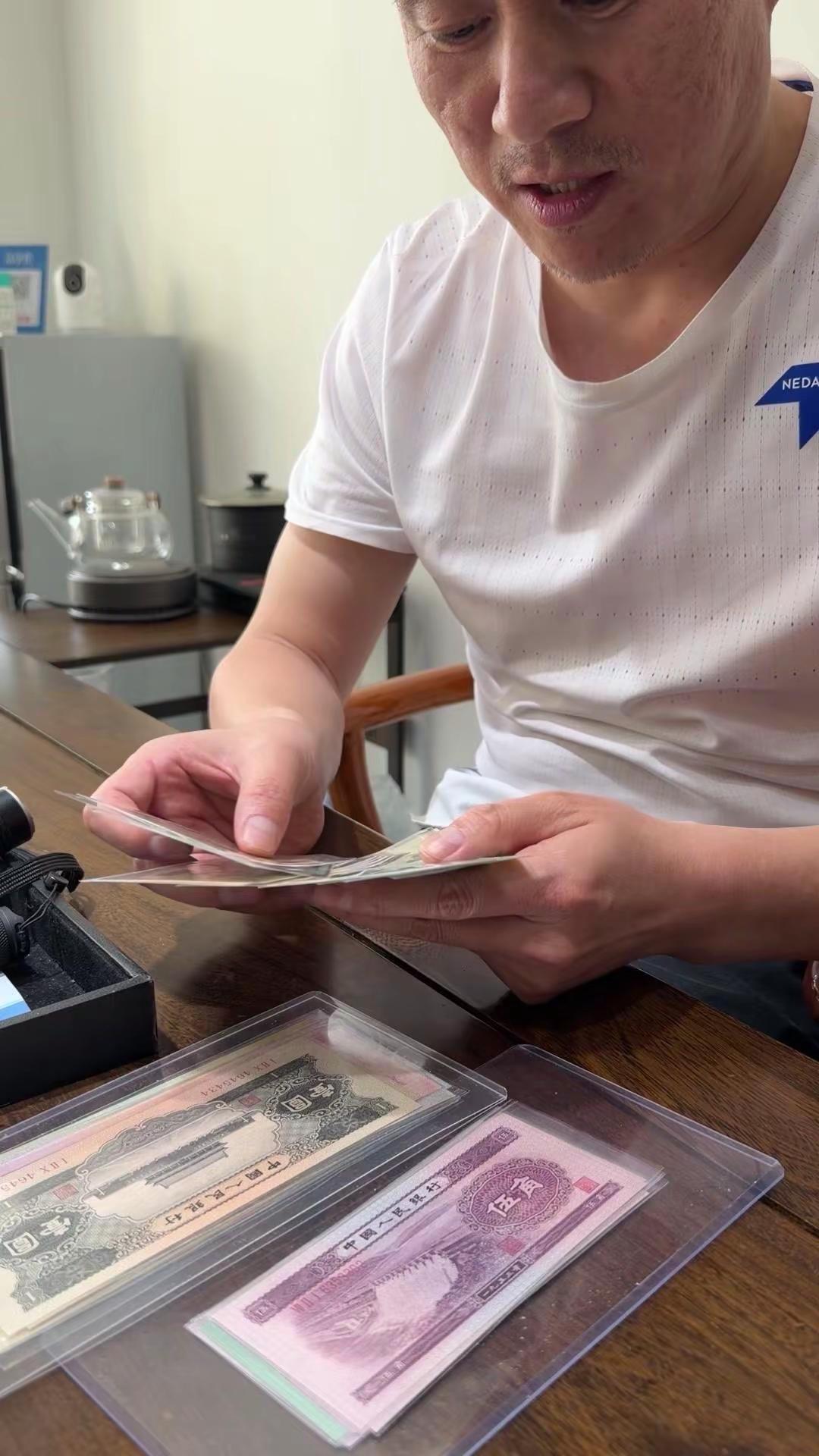 币商砍价现场太真实了。1️⃣币商砍价名场面：“你这绿幽灵能带斑是吧？上次没打灯全