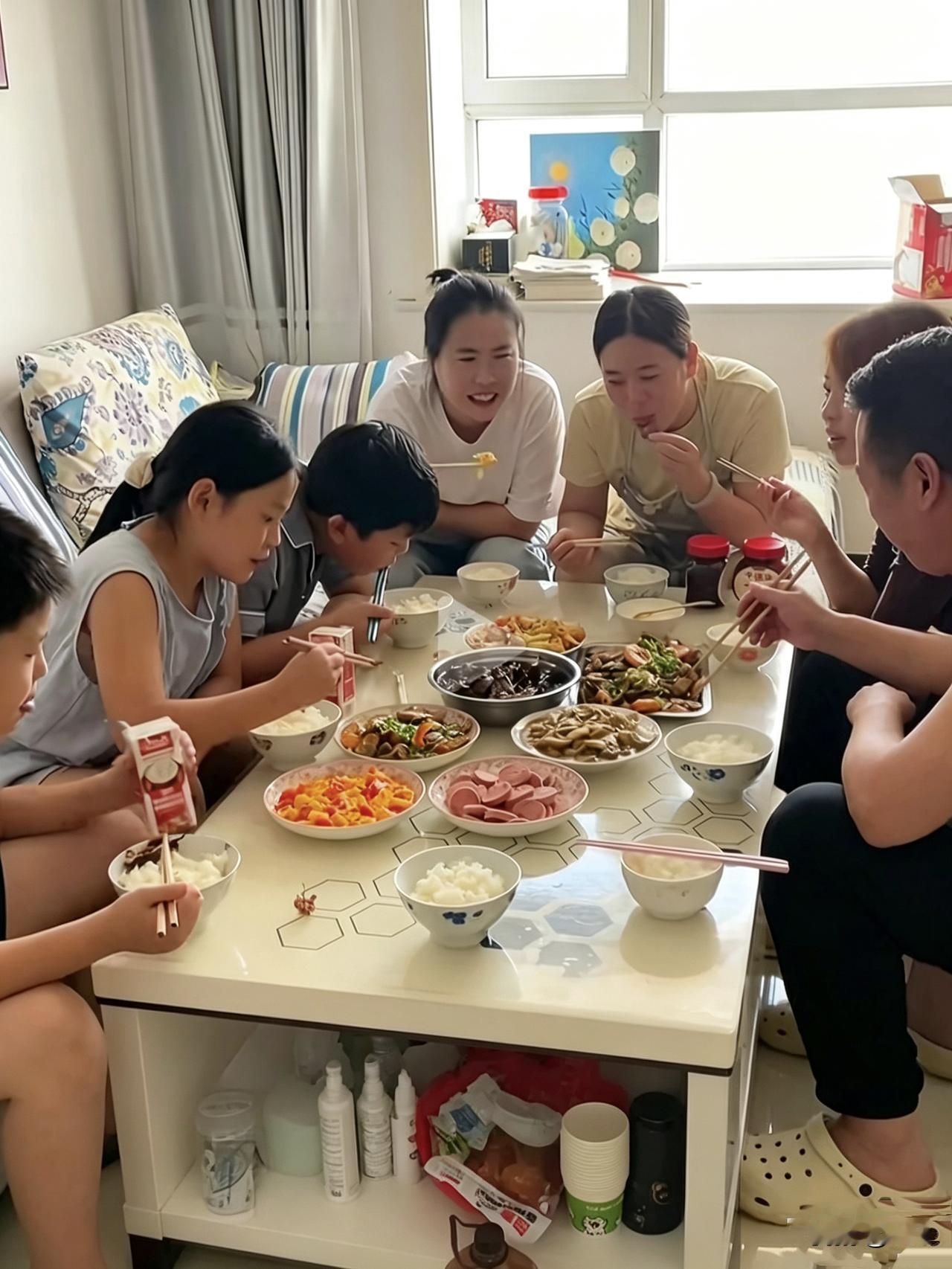 小丽现在也大气了，与小姑子的关系看上去十分亲密，曾经的“姑嫂一家亲”真真切切地回