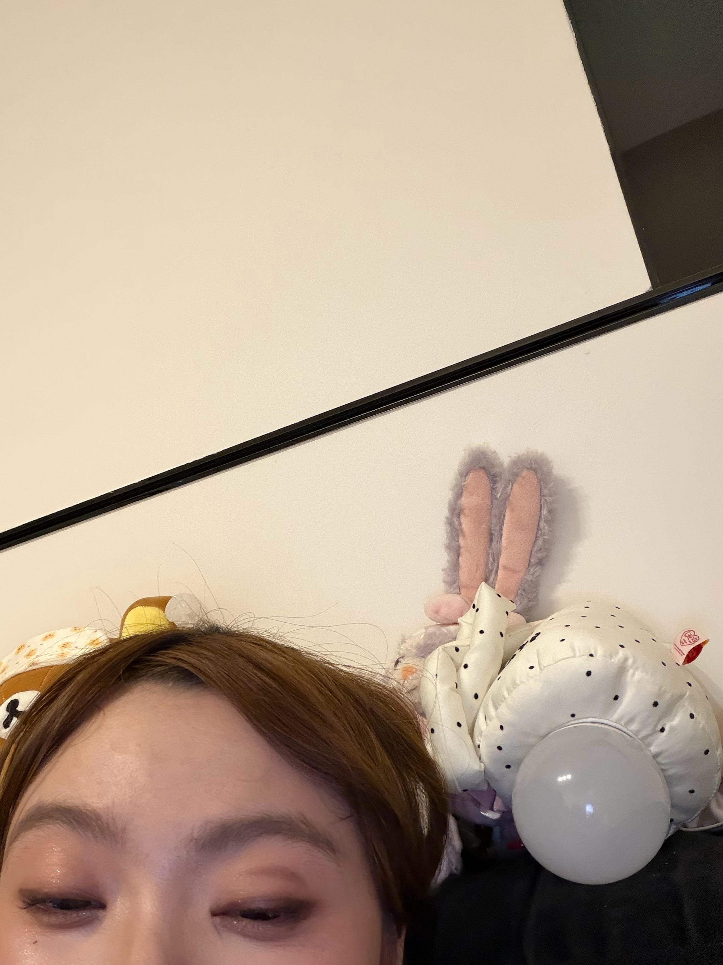 今天跟朋友出来 她说我的眼影没晕开 我说你懂什么这叫烟熏妆 结果刚刚回家躺下打开