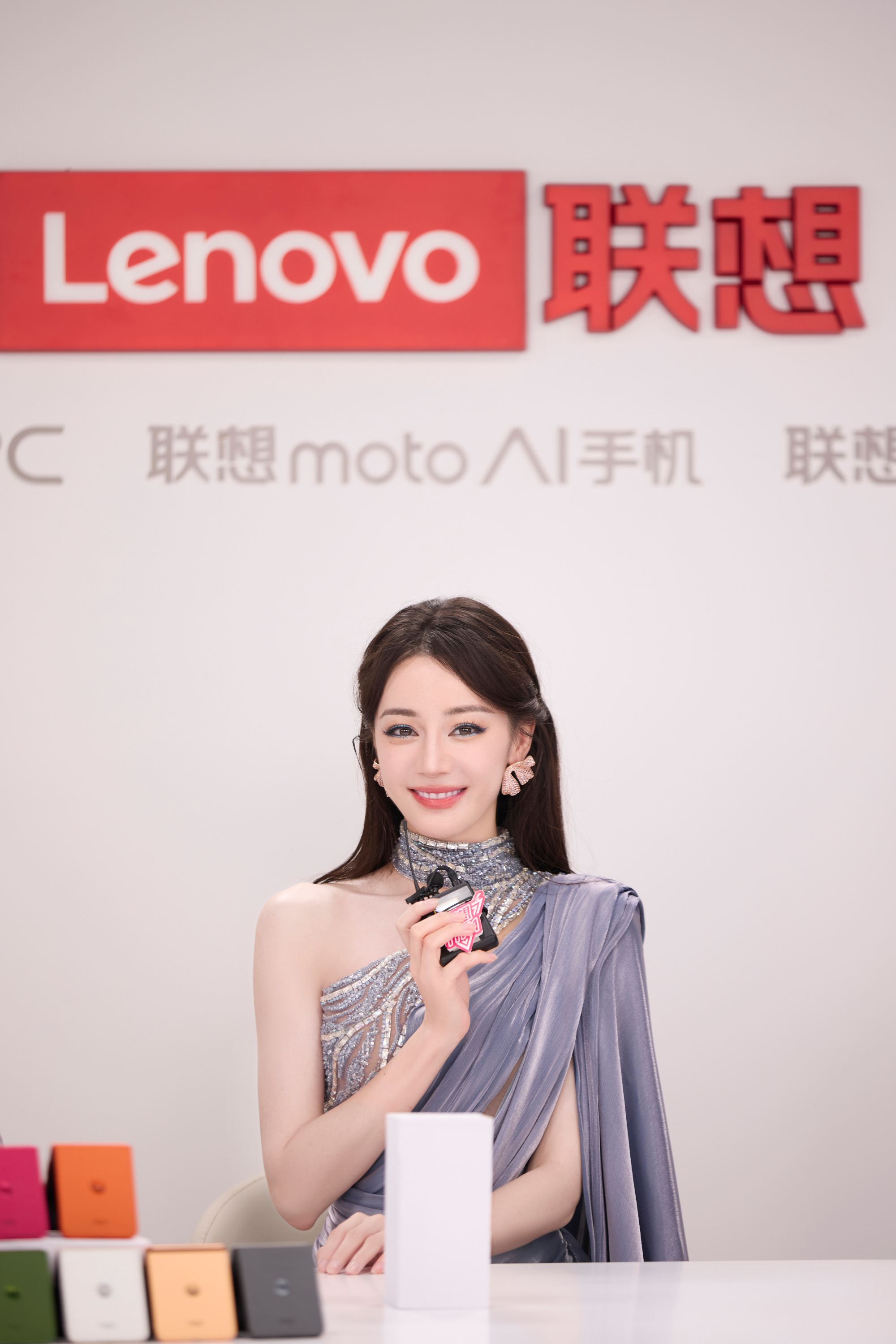 联想及moto品牌代言人迪丽热巴出席联想新品发布会~这个衣服好优雅呀[好喜欢] 