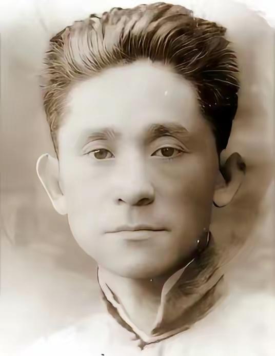 1923年，车耀先被敌人打碎颅骨，战友以为他死了，便脱掉他的衣服，丢进弹坑，就地