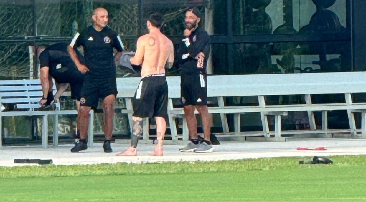 今日份训练的小梅[可怜][可怜][可怜]#梅西[超话]# ​​​