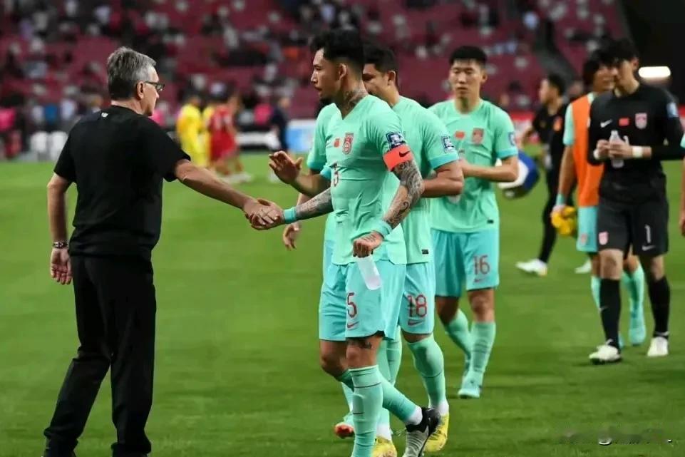 西亚裁判组执法，国足主场战新加坡攻略:多进球、少拿牌！
  张琳芃、王上源、王大