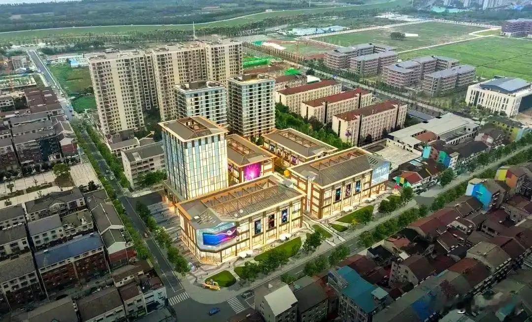 目前，湖北荆州大学城有两个商业综合体在推进，一个叫曲江·悦荟，另一个在理工学院东