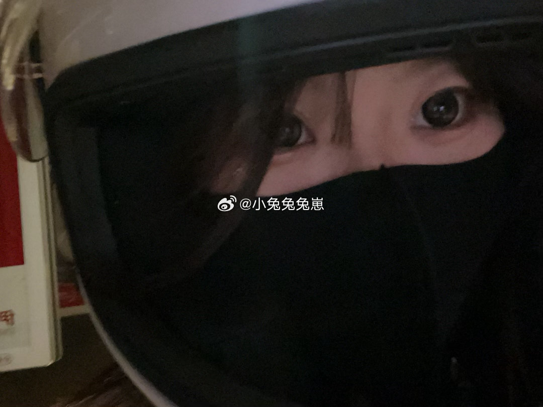 我一直以为自己摘头盔的时候和张曼玉一样帅，但实际乱七八糟狼兔恋爱碎碎念