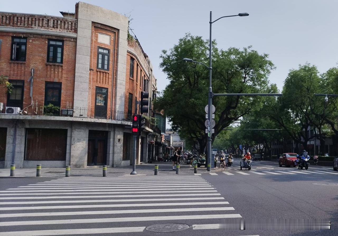 无线电爱好者的老朋友们，可还记得北京西四南大街20号、丁字路口东南角的“西四电子