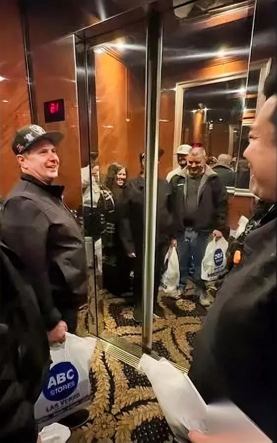 重庆瑞哥要火！

纽约报纸都在找他？

这哥们模仿特朗普简直神了！小头一歪、手势