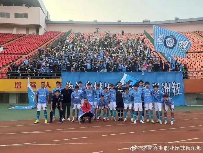 济南兴洲队今天宣布解散，俱乐部怀着无比心痛的心情决定，退出2024赛季中甲联赛舞
