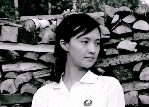 1979年，知青马爱茹为返城，狠心与丈夫离婚，抛下6岁女儿，一人回了天津。哪知，