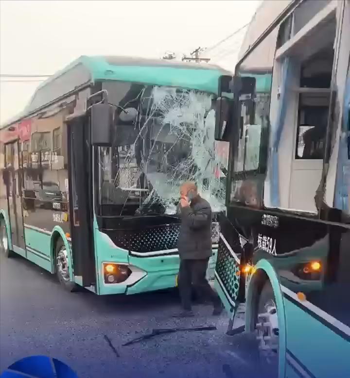 山东烟台，同一公交公司的两辆公交车发生碰撞，然后向保险公司进行理赔，谁知保险公司