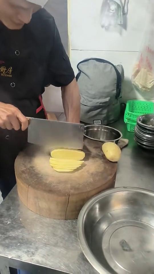 这样子，一下远一下近，把人整个人也拍一下，拉紧。