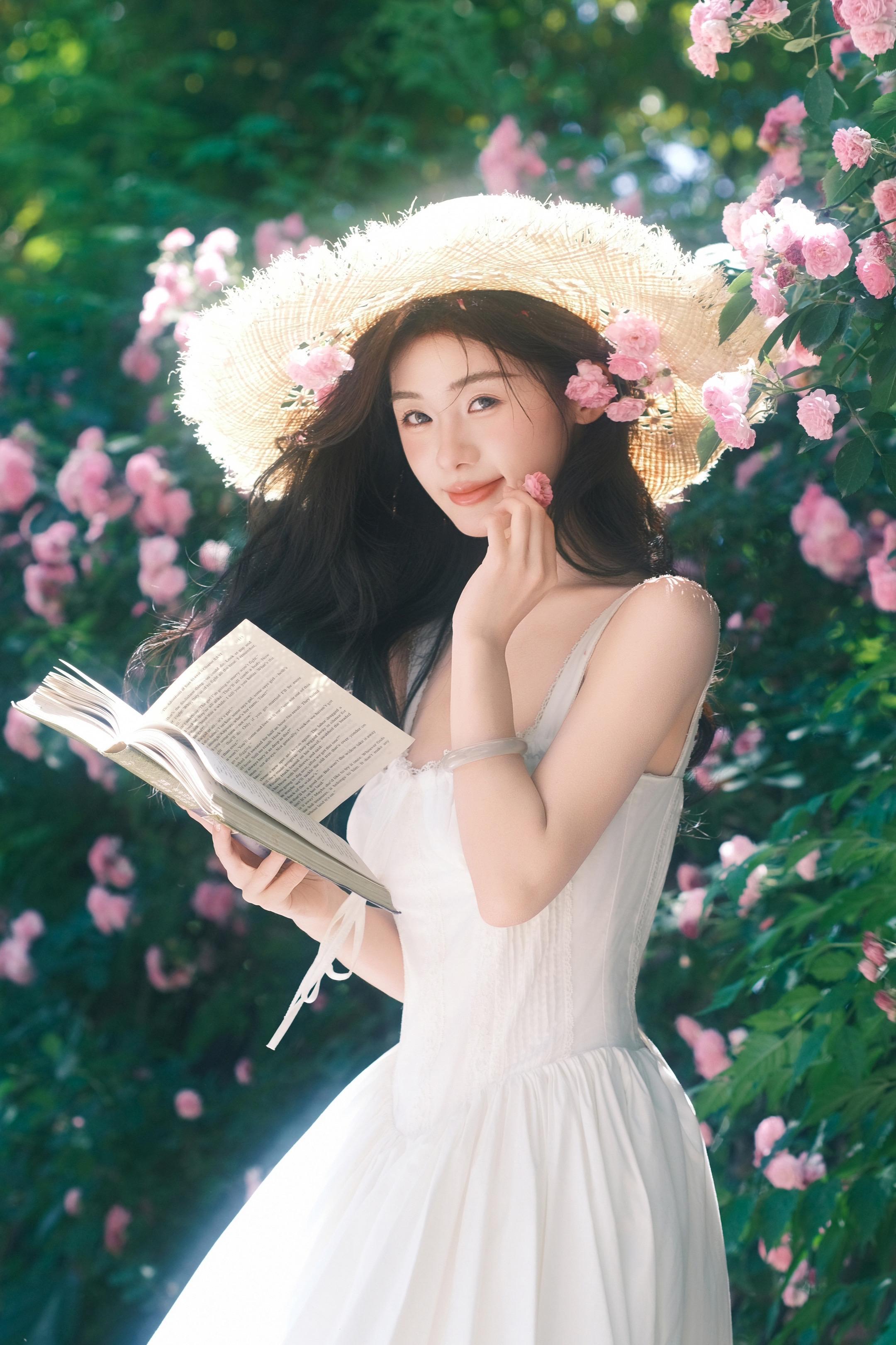 墙角开了一朵小花。