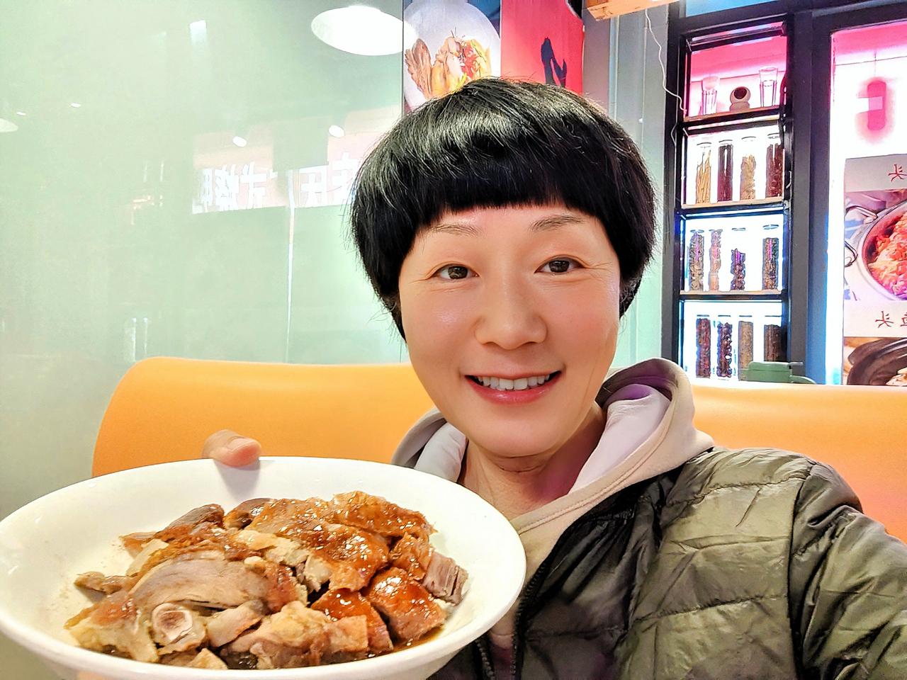 做完手术出院在家休养了一段时间，我在北京的一位朋友特意来燕郊看我。
这个姐妹最早