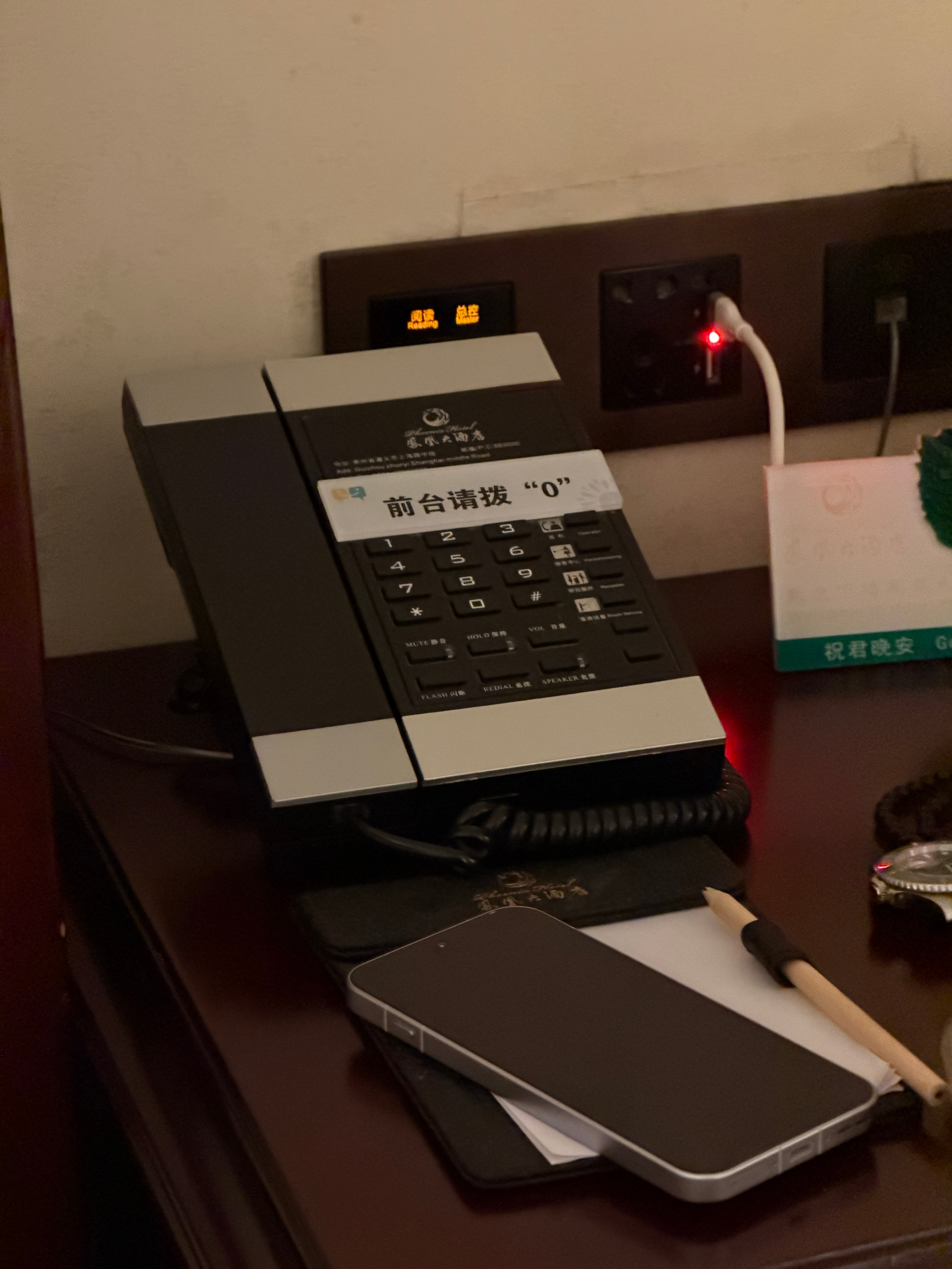 给大家分享一下李老师有多溜！ 我喊了美团送洗脸巾、让小哥交给机器人送上来。此时电