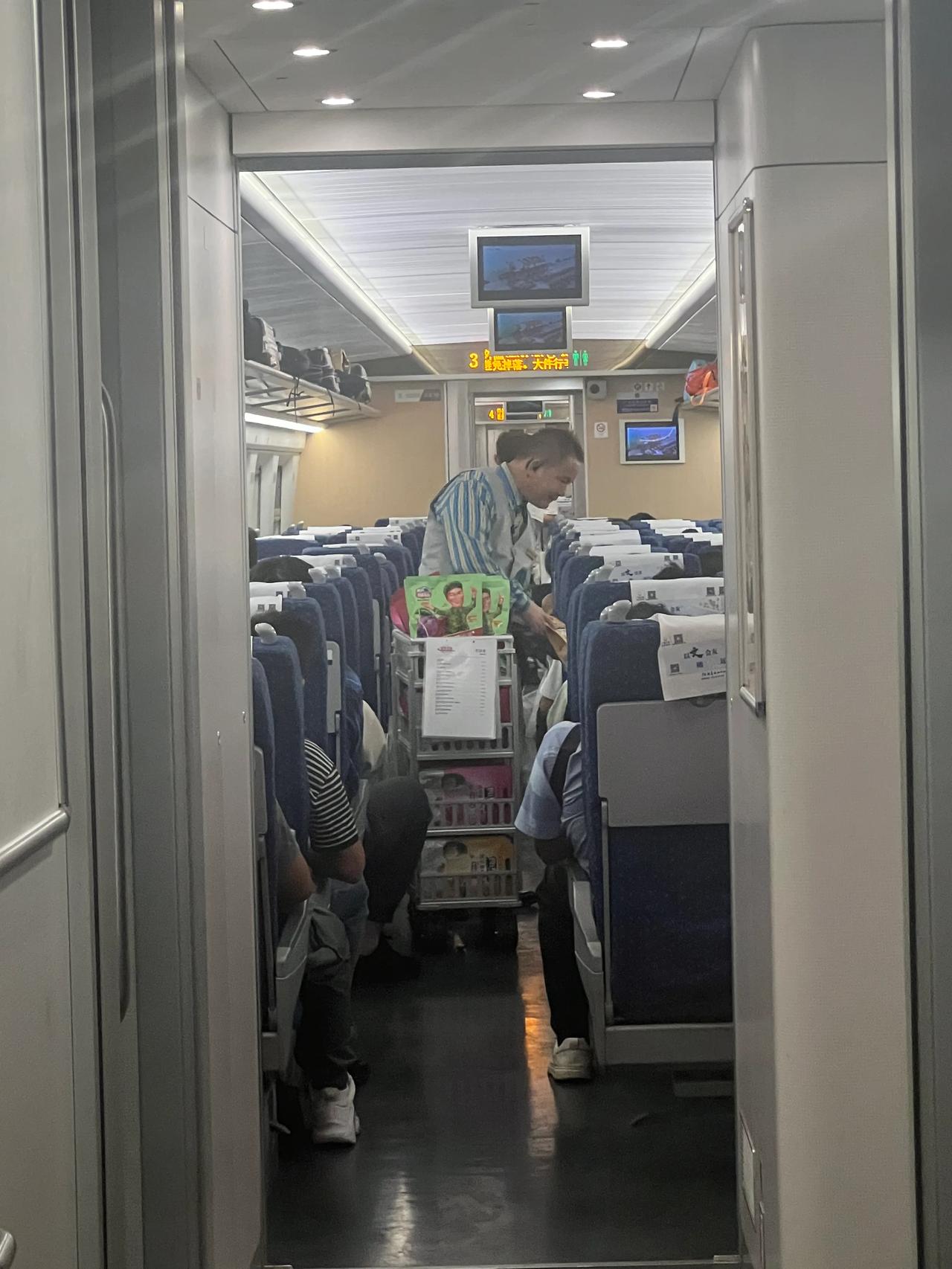 惠阳到达厦门的高铁上，才发现车上人并不多！原来这么多空座位，可是我们提前一小时买