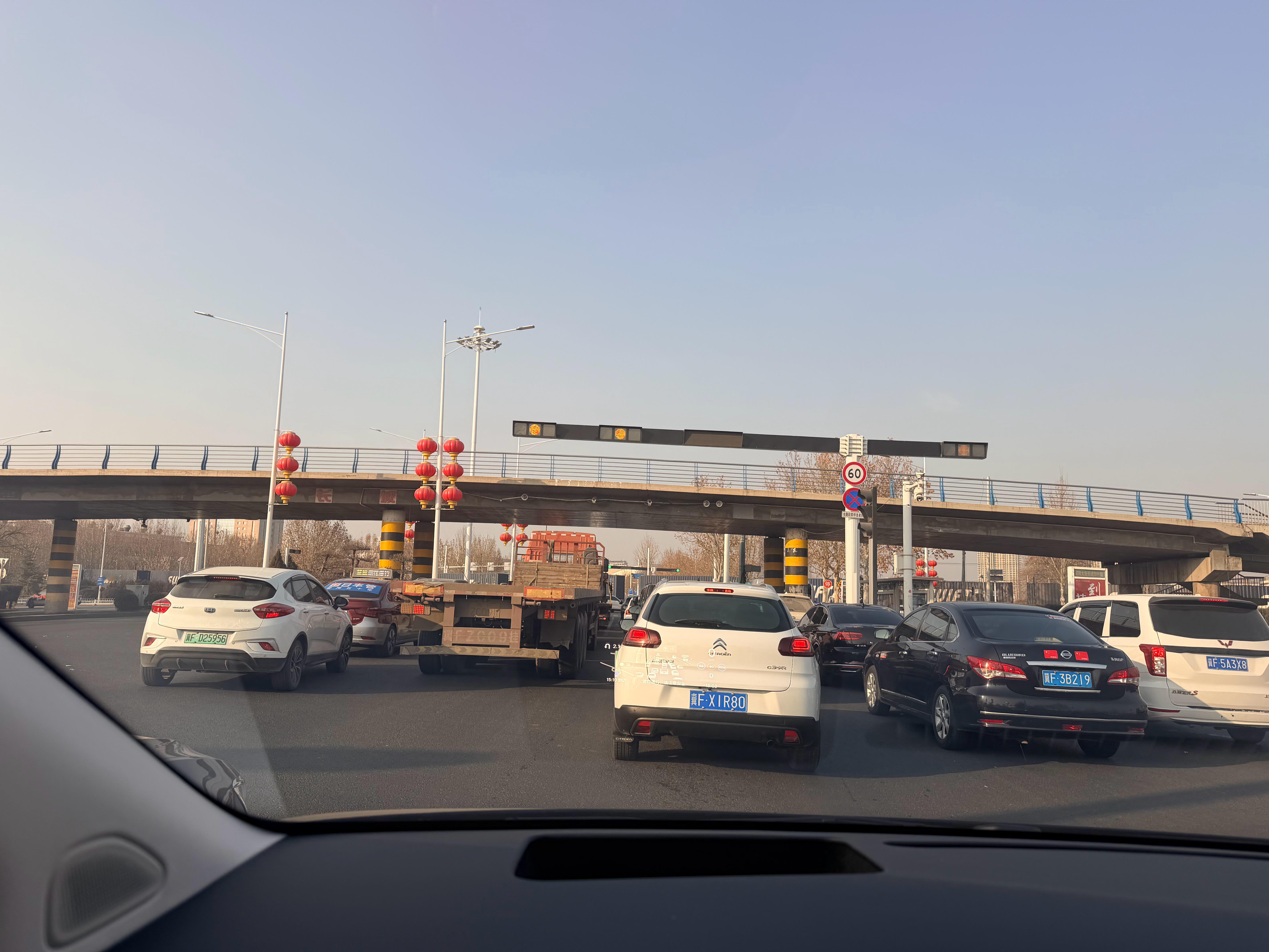 火车给横马路上了