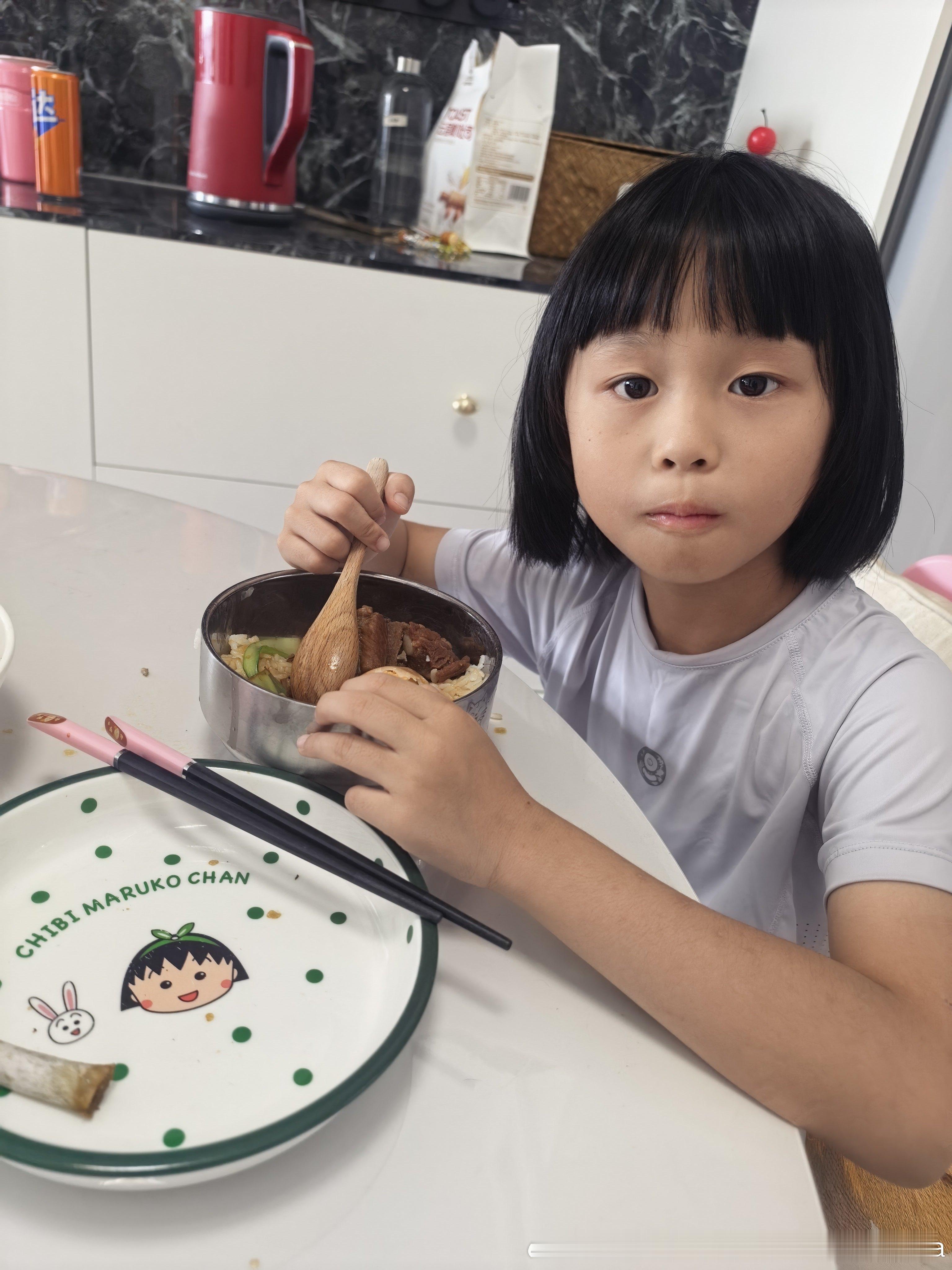 今天下雨都窝在家里没出去动弹，饭团饭就吃不完。猫爸严肃的说：“你忘了我和你讲袁隆