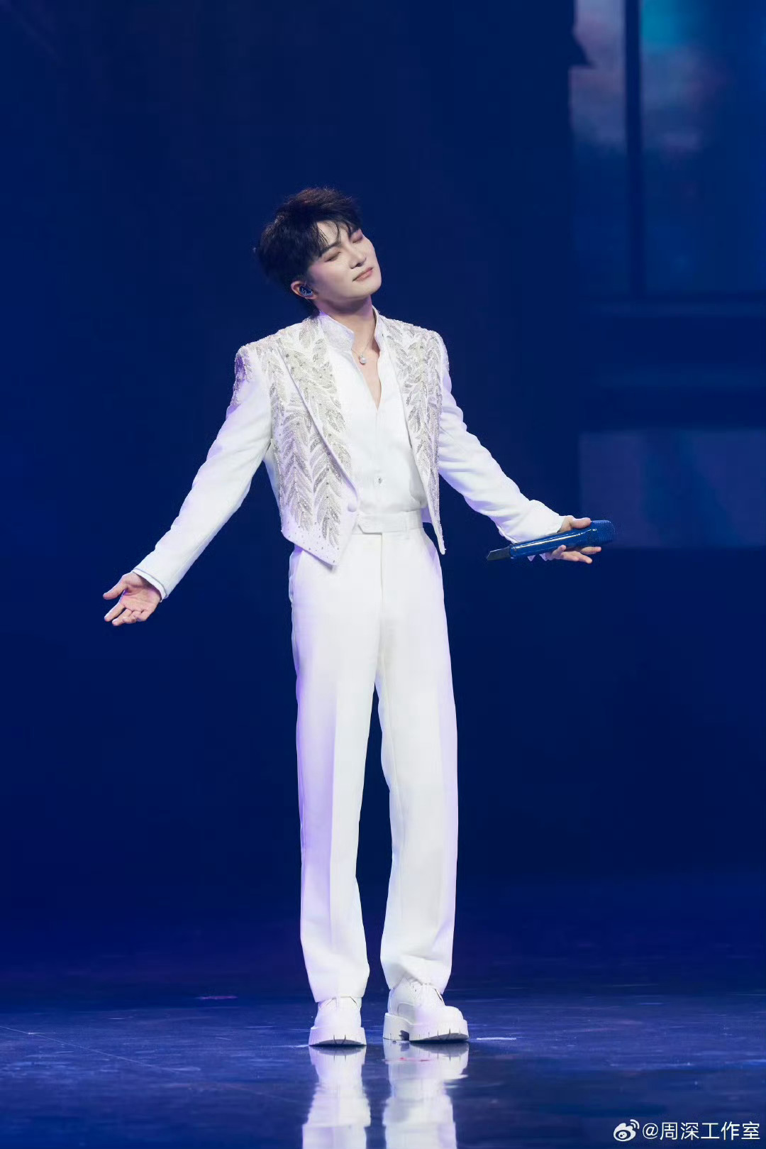 周深献唱一人之下主题曲「异人世界风云再起，周深空灵嗓音解锁《一人之下》十周年主题