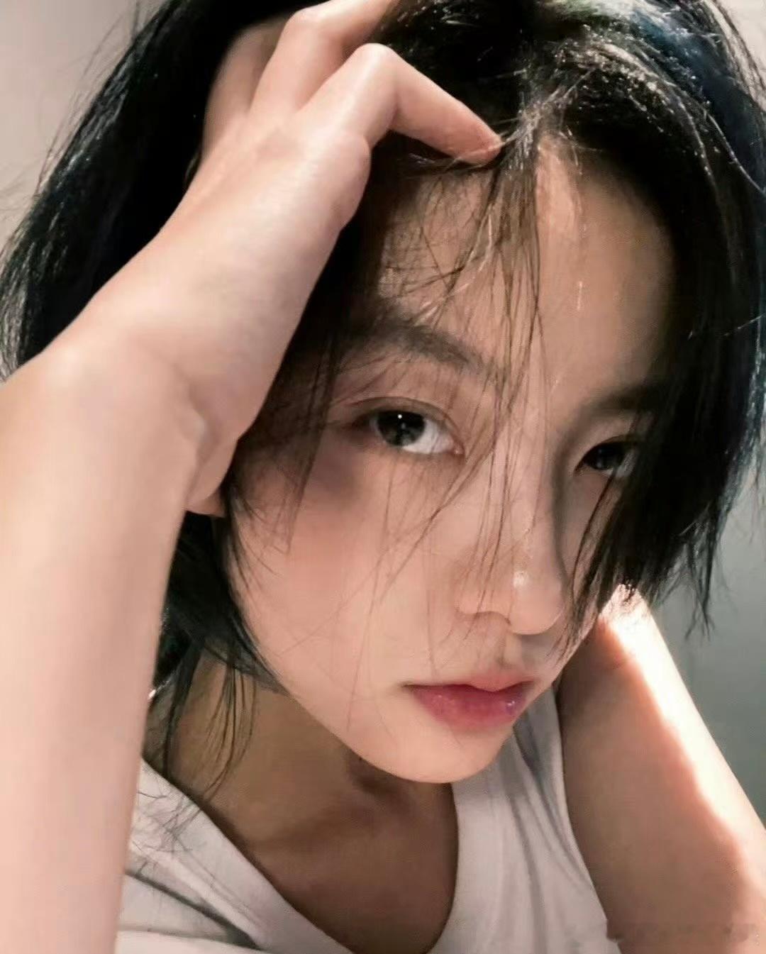 孙美林短发杀伤力 本以为黑长直已经把她的清冷感发挥到极致，换完短发直接解锁老公姐