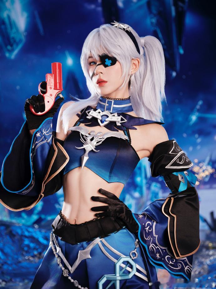 #张予曦穿了二次元的衣服#张予曦是什么天生cos圣体嘛 黑蓝色是个飒爽拽姐 白粉