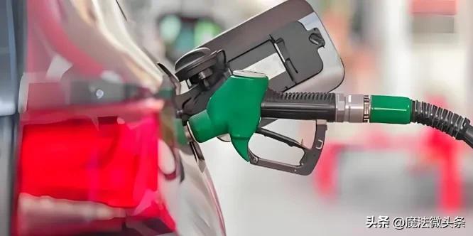 油价破百如何影响每一个普通人。对咱普通人影响可不小。先说开车的，加油成本大幅增加