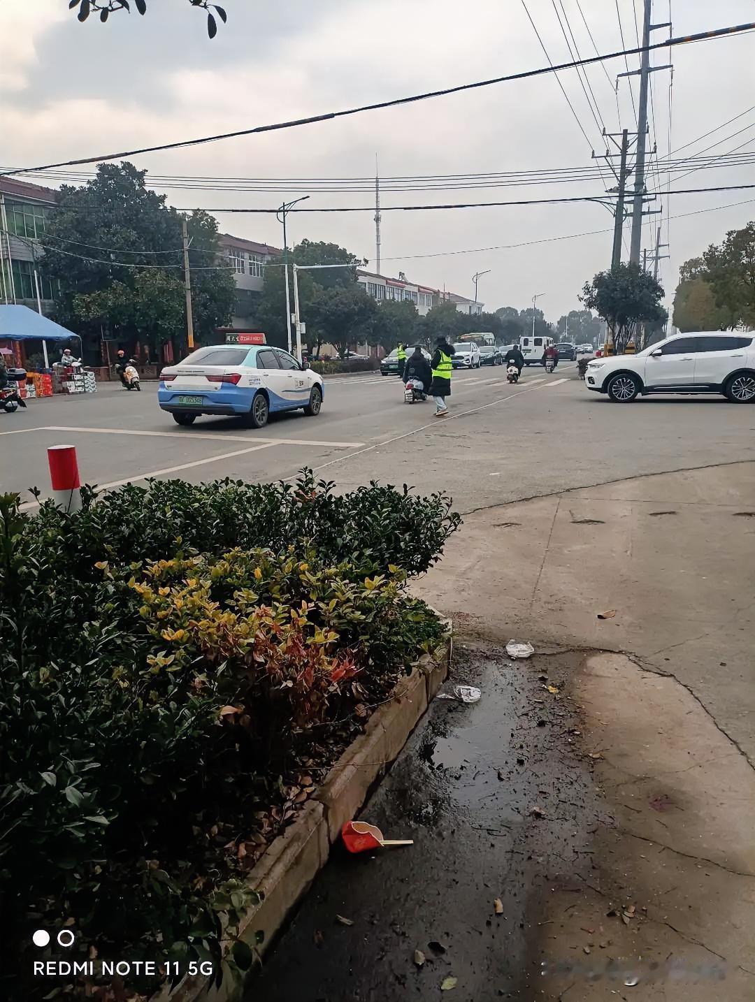 清晨起来，最美好的事莫过于去逛街买菜。当第一缕阳光洒下，街道渐渐热闹起来。
菜市