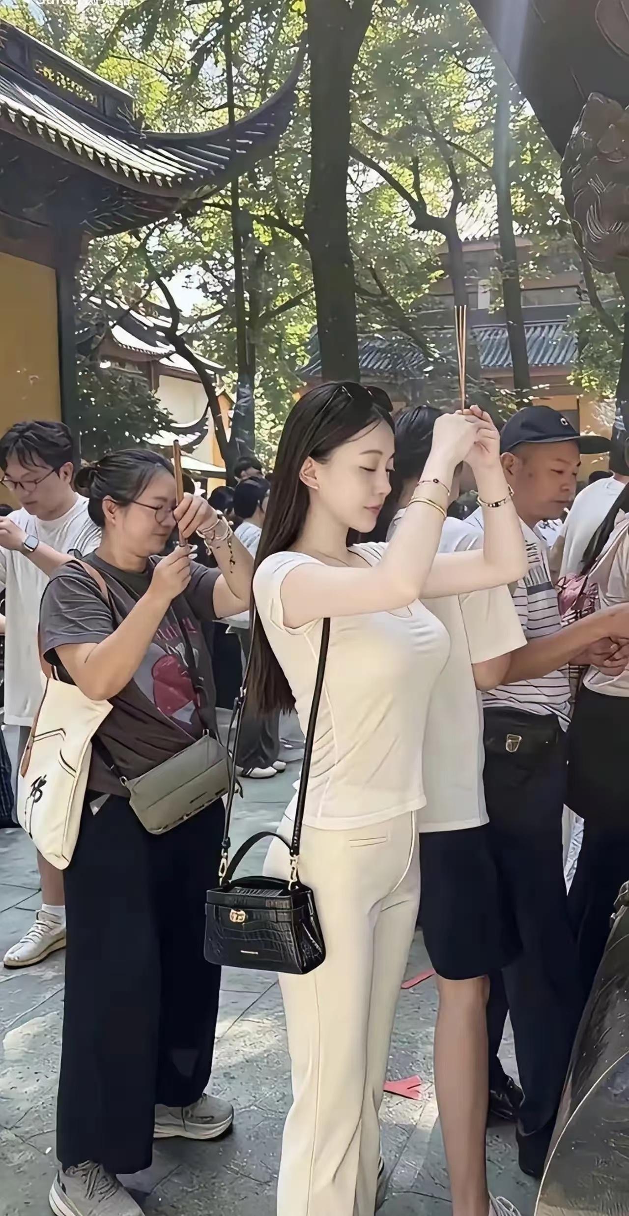 上周在灵隐寺进门的香炉边撞见个漂亮姑娘，穿的是我认了半天才反应过来的限量款小香风