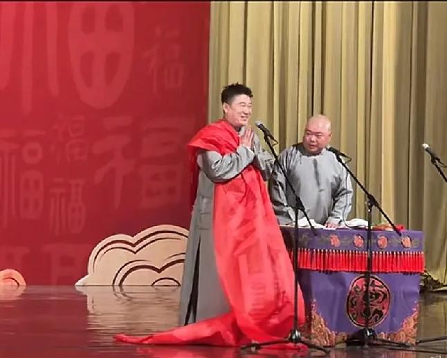 还是张鹤伦的粉丝会整活，昨天张鹤伦济南专场上，粉丝们又送上搞笑的新条幅：
“坟王