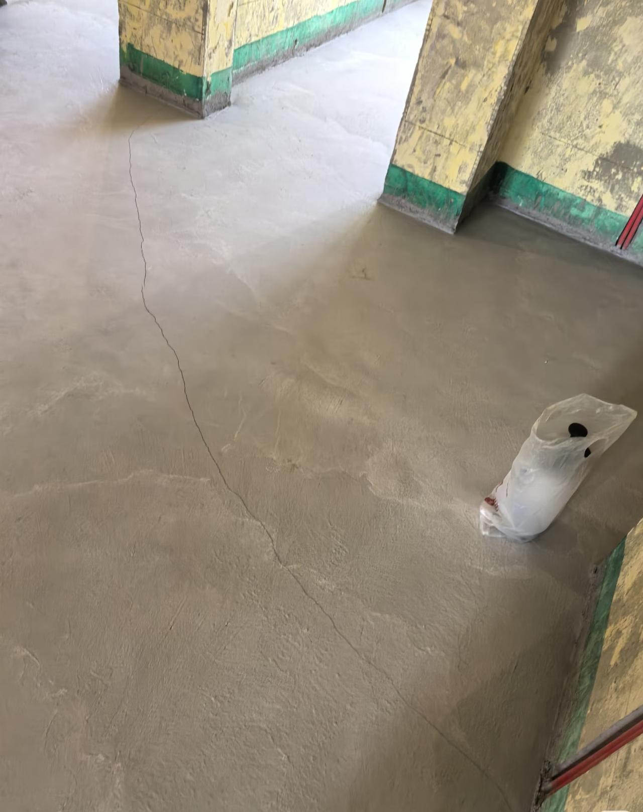但是她自己及家人还是觉得不稳妥，想找到一个补救办法。
从她提供的现场图片来看，我