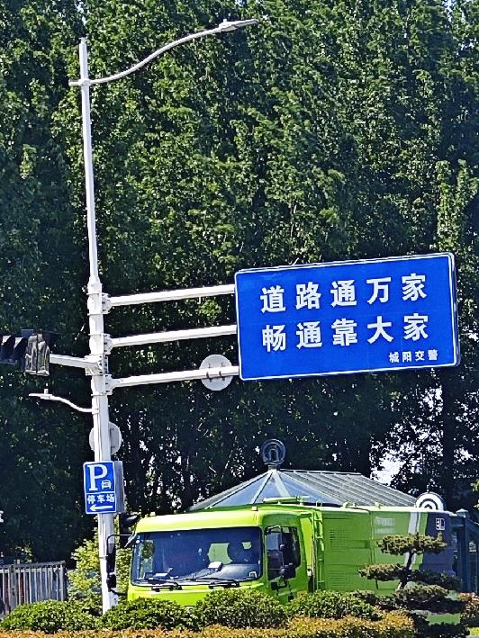 孩子们用微小的行动传递了大的温暖，令人很是感动！值得鼓励和赞扬[赞][玫瑰][玫