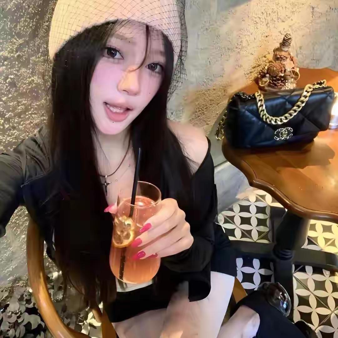 黑衣少女与复古咖啡馆的完美邂逅🍂🍂女孩子怎么穿搭既时尚又好看? 什么样的女孩