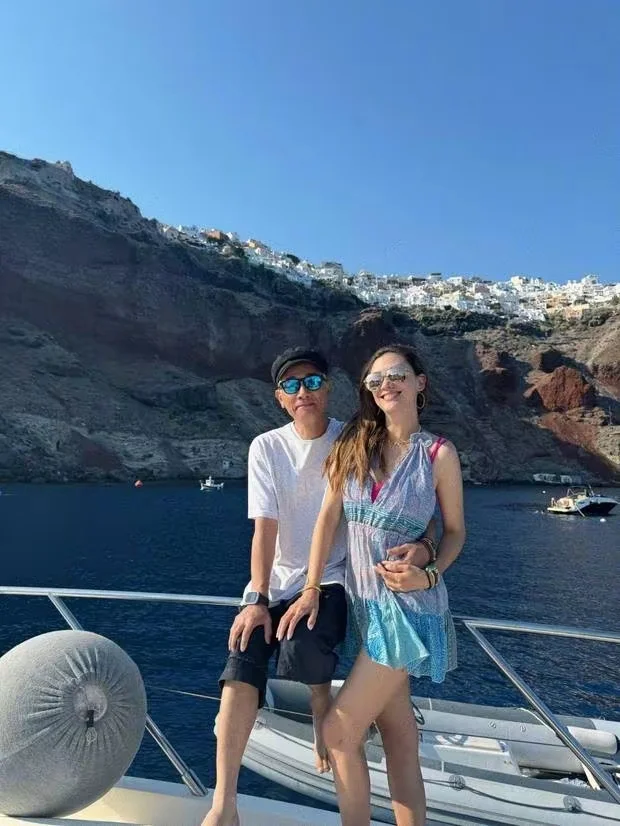 陈小春的爱真拿的出手！ 近日，陈小春早早地在社交平台晒出和妻子应采儿的...