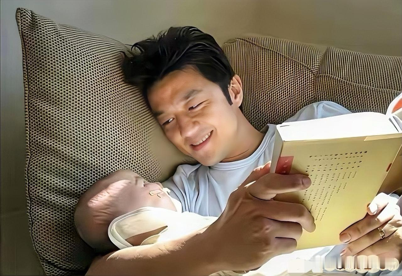 又一张李亚鹏爱心“高光”照片被网友翻出来了，当舆论反转之后，李亚鹏已被众人封“神