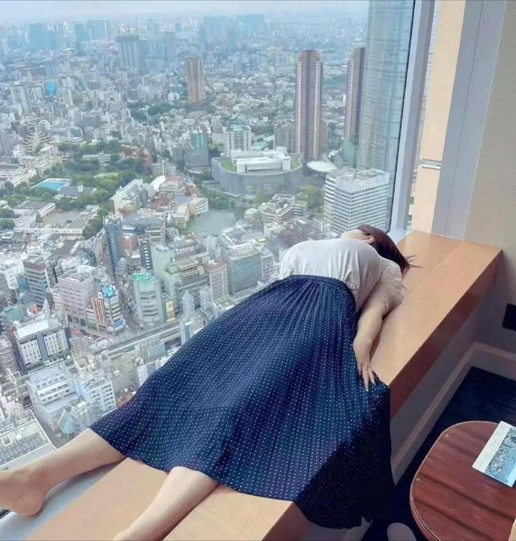 “有枣没枣打一杆！”山东招远，16岁高三女生与同学在宿舍吵架后，深夜爬到阳台上，