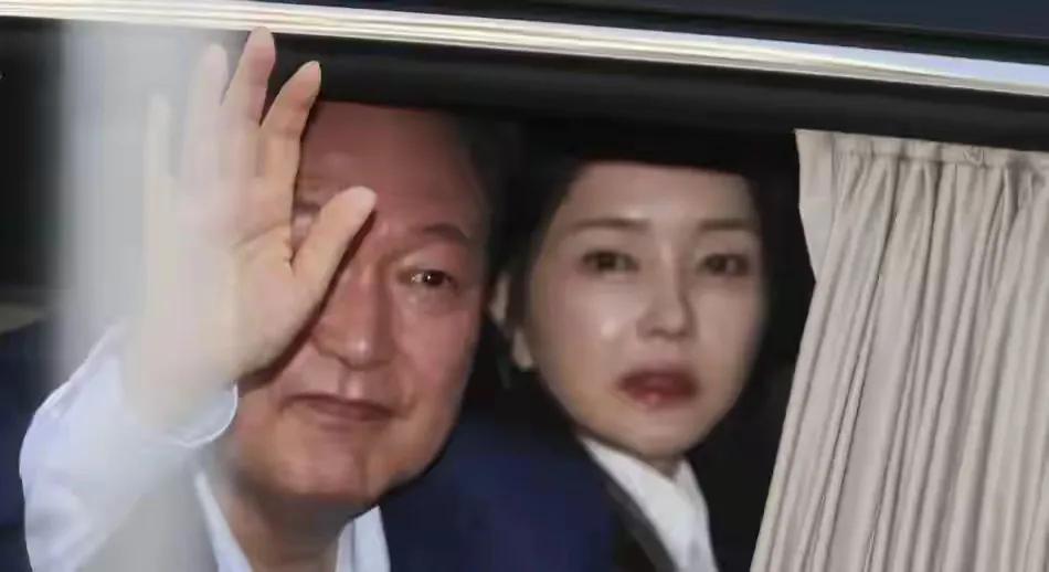 韩国原总统夫人金建希出乎意料地积极配合，可能会真的取特检组的同情和谅解，最终可能
