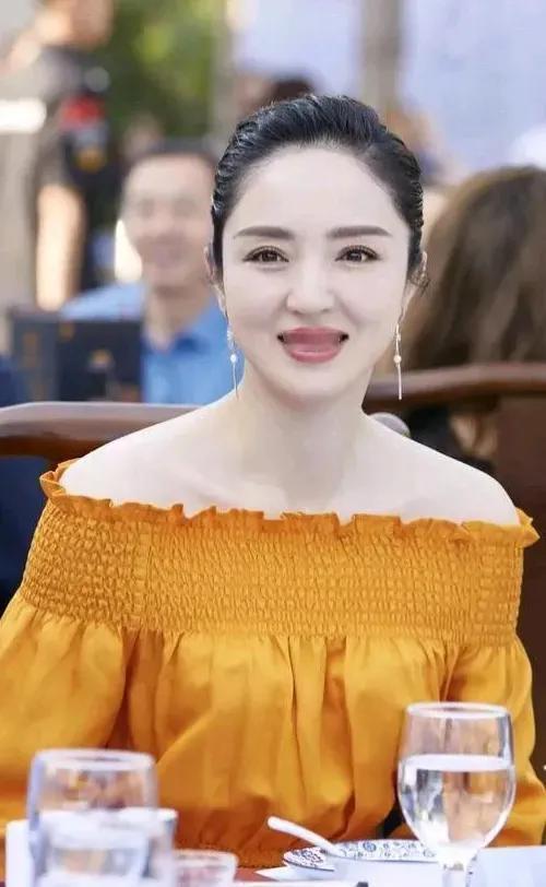 董璇的二婚丈夫张维伊，比董璇小8岁，名气只能算十八线，长得乖巧，说话没有什么攻击