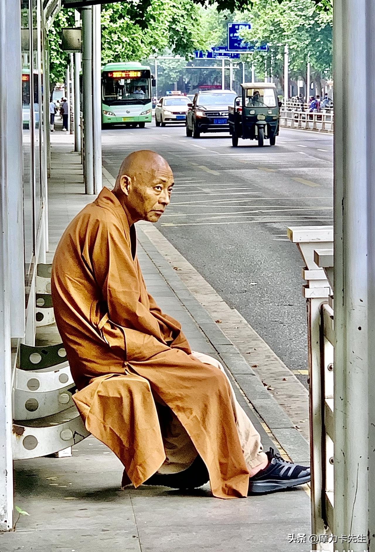 闹市喧嚣，车马往来，一身素褐僧衣独守一方安静。世人皆步履匆匆奔赴烟火，唯有他静坐