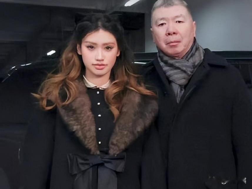 女大十八变，越变越好看。徐朵就是冯小刚和徐凡的养女，今年二十一岁，是他们夫妻俩个