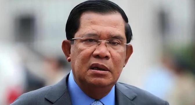 洪森想取代西哈莫尼当国王之心已久，只是害怕西哈莫尼国王和中国的友好关系，怕动西哈