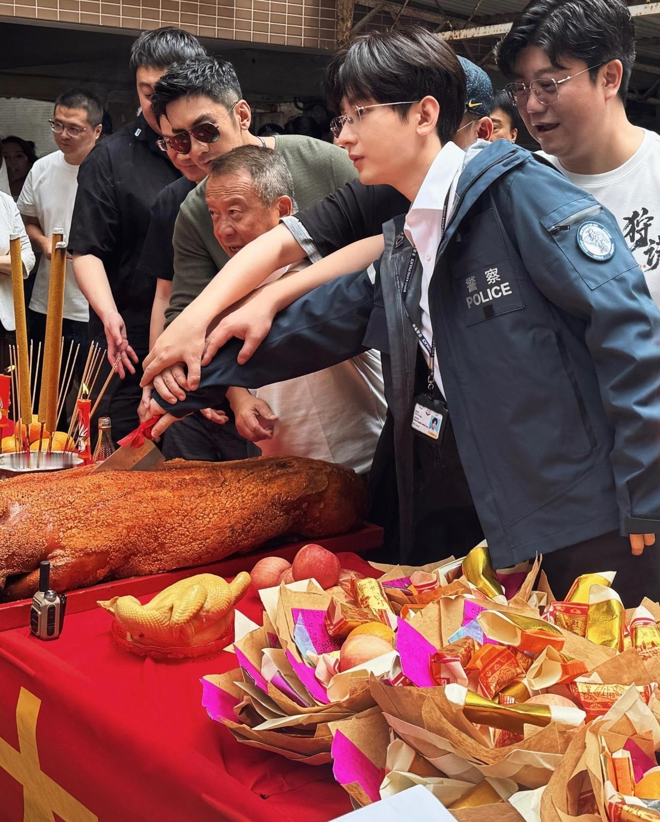 哇，这个视角昨天没看到！是成毅握的刀啊！ 